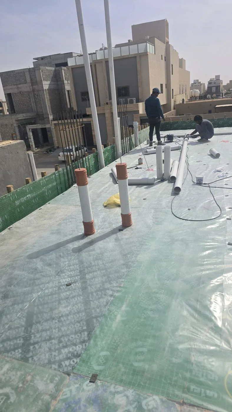 فريق التمديدات يجهز مواسير الصرف على شدة السقف في فيلا بحي العارض