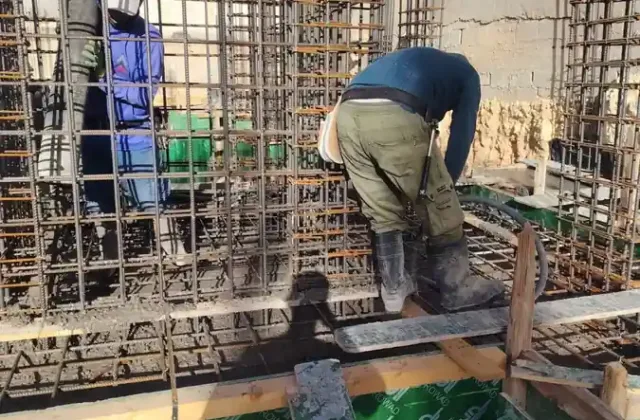 صب الخرسانة ومعالجتها في حر الرياض: الدمك والترطيب وتوقيت الصب