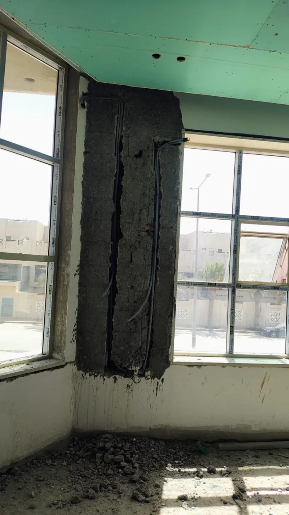 تكسير مجرى أعرض في جدار بين نافذتين لتمرير أكثر من ماسورة كهرباء في حي القيروان