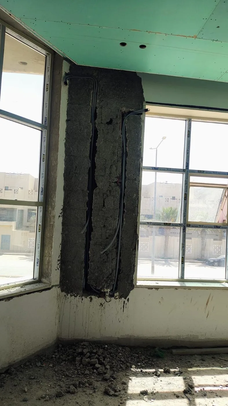 تكسير مجرى أعرض في جدار بين نافذتين لتمرير أكثر من ماسورة كهرباء في حي القيروان