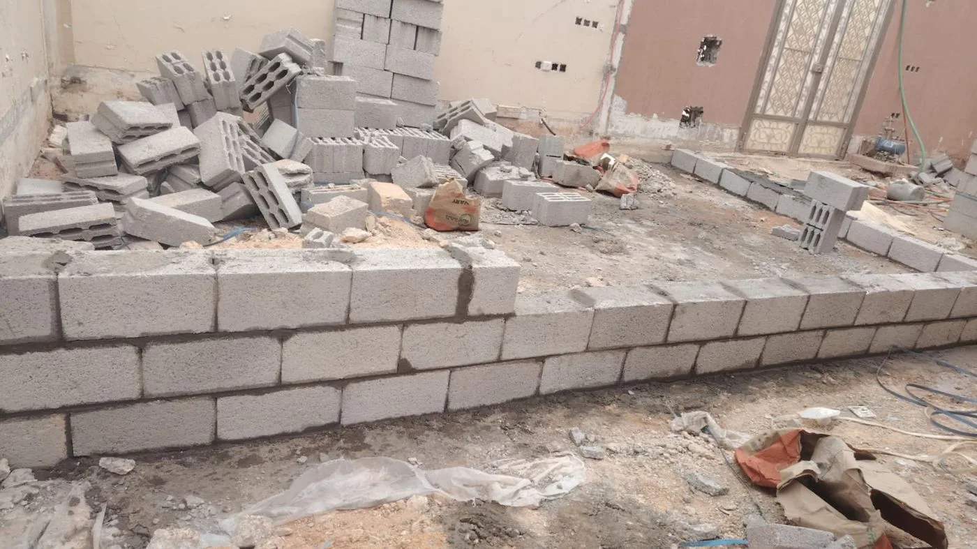 بدء بناء جدران مجلس خارجي في حوش فيلا قائمة بالرياض