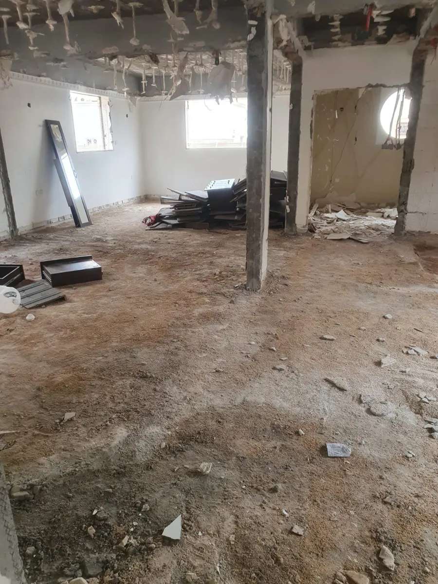 صالة الدور الأول بعد إزالة الأسقف الجبسية والجدران وظهور الأعمدة في مشروع ترميم فيلا بالرياض