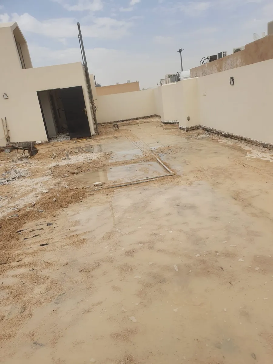 سطح الملحق بعد إزالة البلاط في مشروع ترميم فيلا بالرياض
