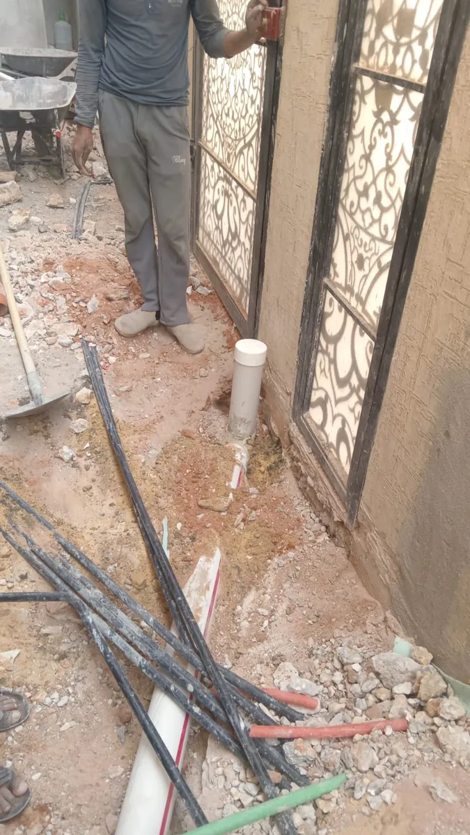 تمديدات صرف في حوش فيلا قبل الإغلاق أثناء الترميم بالرياض