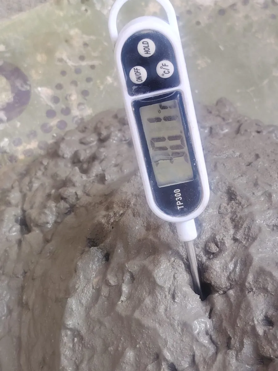 قياس حرارة الخرسانة الجاهزة بميزان حرارة قبل الصب في مشروع عظم فيلا بحي العارض