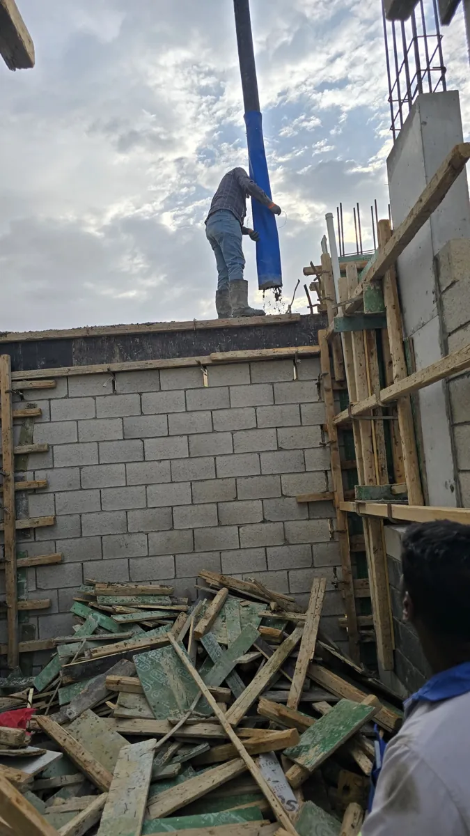 صب الخرسانة بالمضخة في الدور العلوي لمشروع عظم فيلا بحي العارض